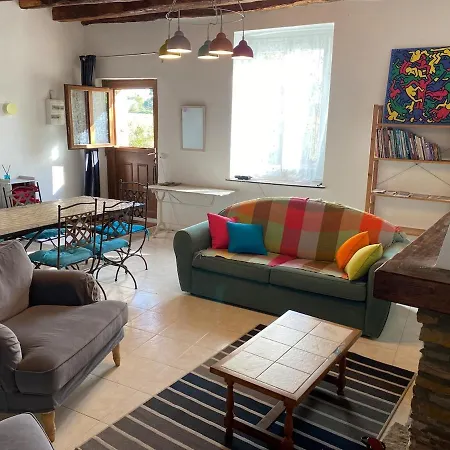 La Maison Pont Rouge بيت للعطل *